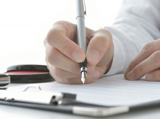 会社名義と個人名義、どちらで契約すべき？賃貸契約の違いと手続きのポイントを徹底解説